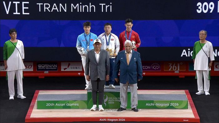 Đô cử Trần Minh Trí (áo đỏ) xuất sắc mang về thêm 1 HCĐ cho Đoàn Thể thao Việt Nam. Ảnh chụp màn hình