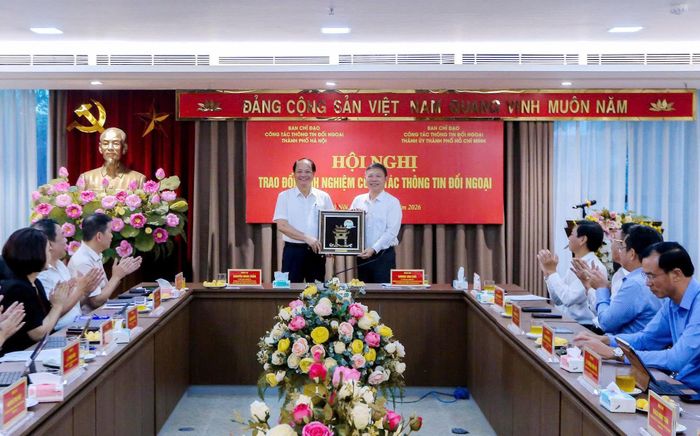 Trưởng ban Tuyên giáo Thành ủy Hà Nội Nguyễn Doãn Toản tặng quà lưu niệm Ban Chỉ đạo công tác thông tin đối ngoại Thành ủy thành phố Hồ Chí Minh. Ảnh: Khánh Huy