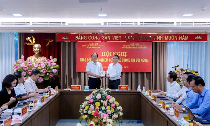 Trưởng ban Tuyên giáo Thành ủy thành phố Hồ Chí Minh Dương Anh Đức tặng quà lưu niệm Ban Chỉ đạo công tác thông tin đối ngoại thành phố Hà Nội. Ảnh: Khánh Huy