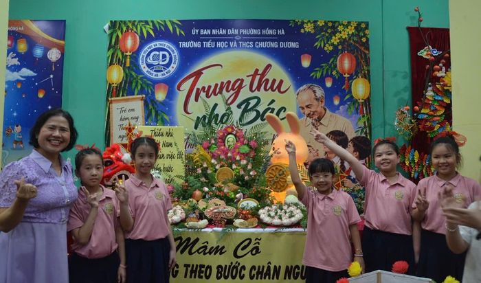Các em nhỏ hào hứng tham gia "Đêm hội trăng rằm" phường Hồng Hà. Ảnh: PV