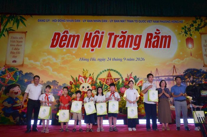 Phường Hồng Hà tặng quà cho 21 trẻ em có hoàn cảnh khó khăn. Ảnh: Phương Thảo