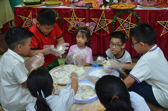 Các em nhỏ trải nghiệm làm bánh dẻo. Ảnh: Phương Thảo