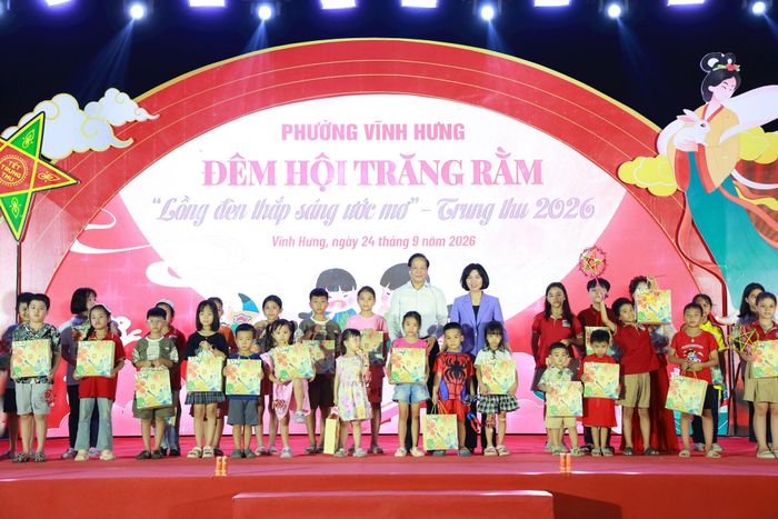 Phó Bí thư Thành ủy, Chủ tịch HĐND thành phố Hà Nội Phùng Thị Hồng Hà tặng quà cho các em nhỏ trên địa bàn Phường Vĩnh Hưng. Ảnh: Văn Tuyến