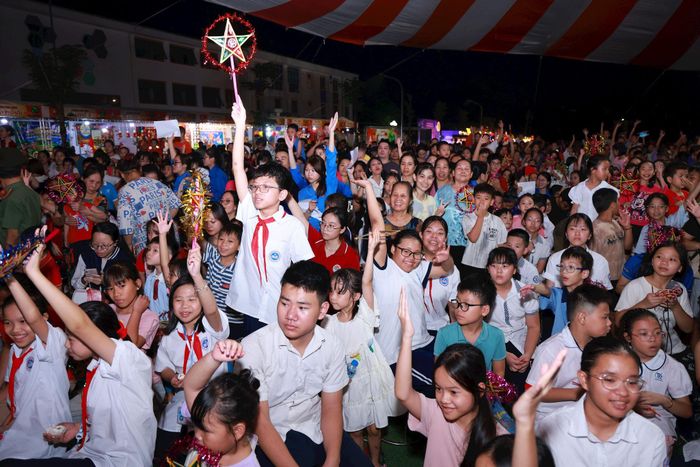 Các em học sinh, thiếu nhi hào hứng khi theo dõi các tiết mục biểu diễn. Ảnh: Văn Tuyến