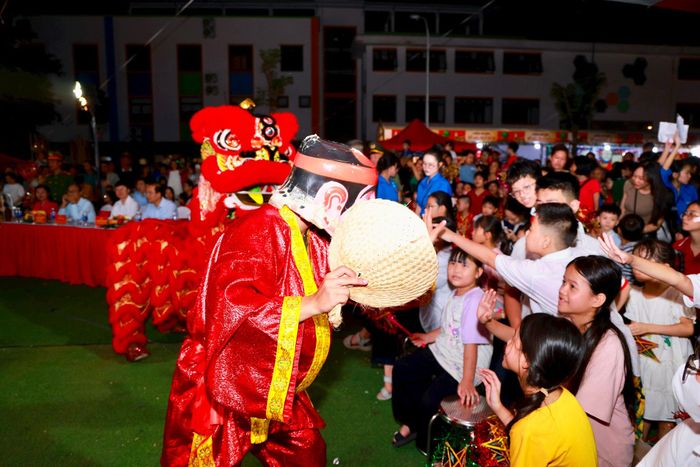 Màn biểu diễn múa lân khuấy động không khí chương trình. Ảnh: Văn Tuyến