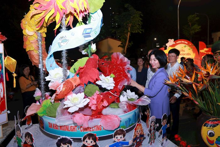 Phó Bí thư Thành ủy, Chủ tịch HĐND thành phố Hà Nội Phùng Thị Hồng Hà tham quan các mâm cỗ, mô hình đèn Trung thu tại chương trình. Ảnh: Văn Tuyến
