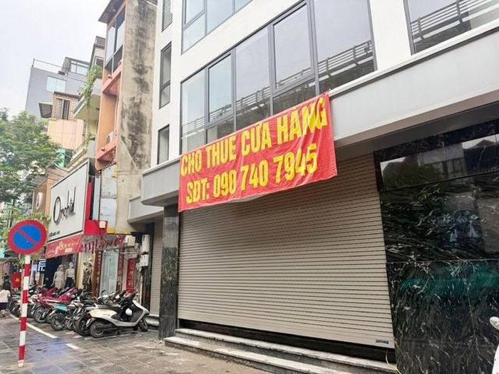Các tuyến phố trước đây lúc nào buôn bán cũng sầm uất thì nay lại ảm đạm.