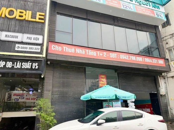 Nhiều cửa hàng kinh doanh không thể bám trụ đành phải trả lại mặt bằng.