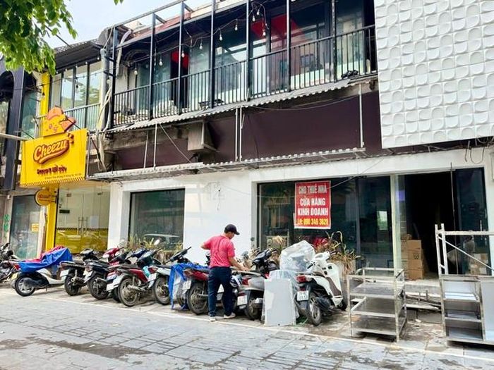 Nhiều mặt bằng treo biển cho thuê hoặc sang nhượng do tình hình kinh doanh yếu kém.