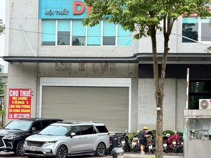 Khu vực chân các tòa nhà thương mại lớn cũng để bỏ trống vì không có khách thuê mặt bằng.