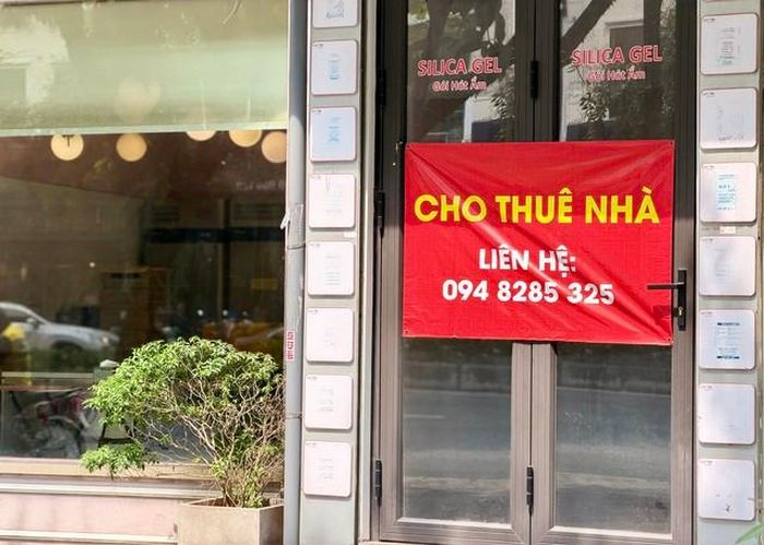 Tại nhiều tuyến phố lớn, các mặt bằng treo biển cho thuê xuất hiện la liệt.