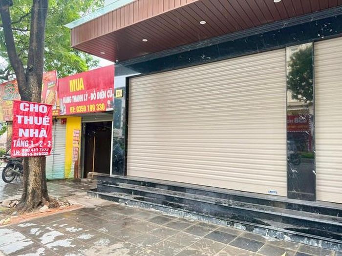Có thể thấy, dù sở hữu vị trí đắc địa với mật độ giao thông lớn, nhiều mặt bằng vẫn rơi vào cảnh "vườn không nhà trống", treo biển cho thuê nguyên căn hoặc chia tầng nhưng vẫn chưa tìm được khách.
