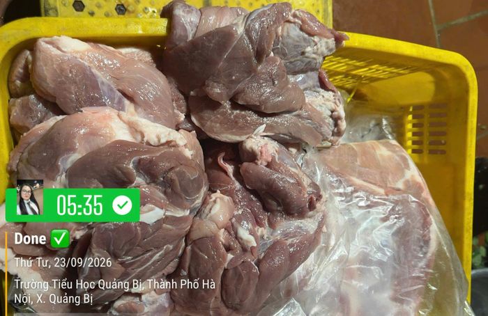 Hình ảnh thực phẩm được cung cấp cho trường Tiểu học Quảng Bị 2 vào sáng 23/9. Ảnh: UBND xã Quảng Bị