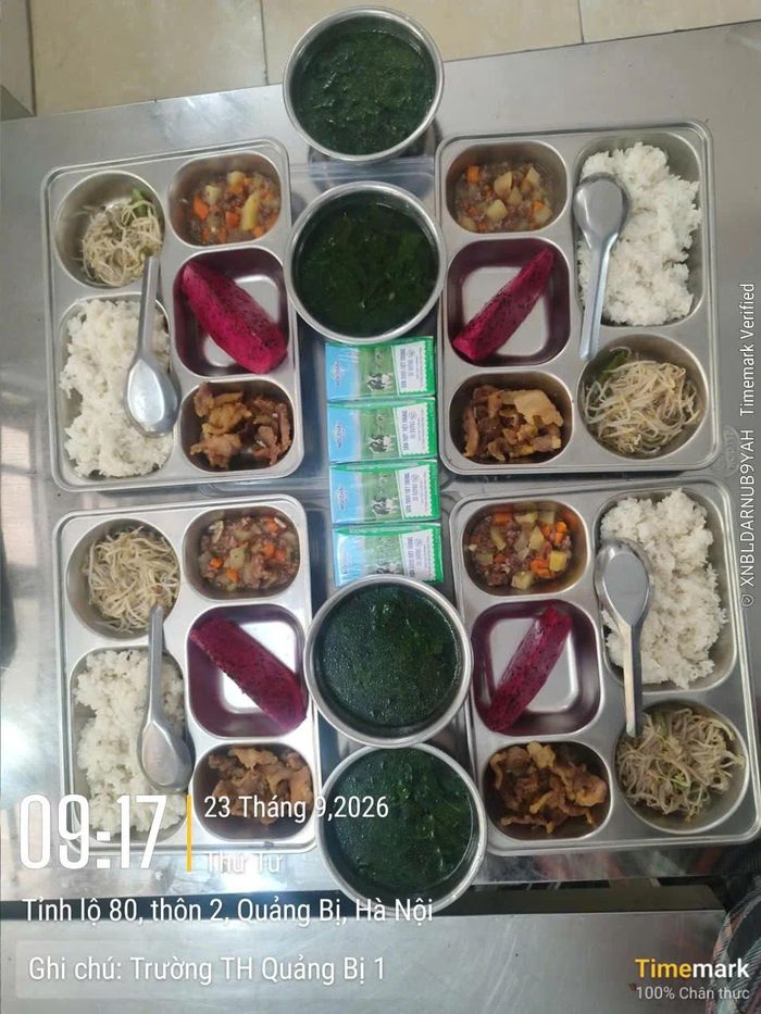 Theo kết quả xác minh từ đoàn kiểm tra liên ngành xã Quảng Bị (Hà Nội), phản ánh của phụ huynh về việc suất cơm 40.000 đồng.suất chưa bảo đảm định lượng và cách chế biến là hoàn toàn có cơ sở. Ảnh: UBND xã Quảng Bị