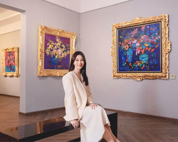 Đặng Thu Thảo chọn bộ trang phục tông trắng kem thanh lịch, phù hợp với không gian triển lãm.