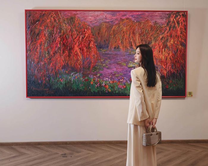 Hoa hậu Việt Nam 2012 vốn có sở thích sưu tầm túi cá sấu bạch tạng. Cô sở hữu nhiều thiết kế Hermes Birkin, Louis Vuitton, Dior có vân da quý hiếm này với mức giá hàng tỷ đồng mỗi chiếc. 