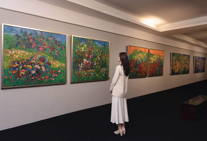 Đặng Thu Thảo sinh năm 1991 ở Cà Mau (Bạc Liêu cũ). Trước khi đăng quang Hoa hậu Việt Nam 2012, cô là Hoa khôi Đồng bằng Sông Cửu Long cùng năm. Kể từ khi kết hôn năm 2017, Đặng Thu Thảo hạn chế hoạt động showbiz, tập trung chăm sóc tổ ấm. Hiện Đặng Thu Thảo và chồng đại gia có ba con, hai gái và một trai.