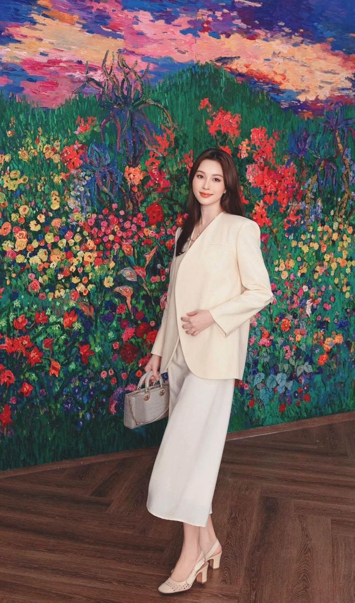 Cô kết hợp set đồ với chiếc Lady D-Joy được làm từ da cá sấu sông Nile, lớp da được xử lý để tạo hiệu ứng chuyển màu từ trắng ngà ở trung tâm sang xám nâu hai bên cạnh, nhằm mô phỏng hình ảnh đỉnh núi Himalaya quanh năm tuyết phủ.