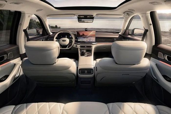 Khoang nội thất của Geely Xingrui L Plus được thiết kế theo phong cách bao quanh người ngồi