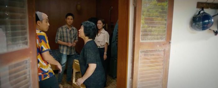 Phương nhận ra Khánh vẫn còn nhớ đến mình và lưu lại những kỷ vật năm xưa. Ảnh VTV