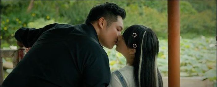 Hoàng và Nhi vô tình chạm môi trong lúc tranh luận. Ảnh VTV