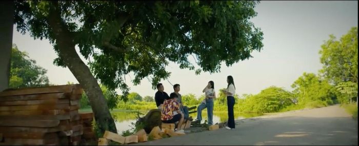 Nhi và Phương cùng khuyên Khánh tập trung vào các sản phẩm thủ công mỹ nghệ. Ảnh VTV