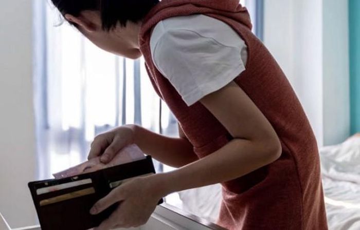 Nữ sinh Trung Quốc trộm gần nửa tỷ đồng tiền phẫu thuật của mẹ để mua sắm online. Ảnh minh họa