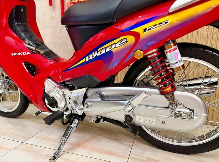 Giảm xóc nguyên bản được thay bằng Showa Advantag.