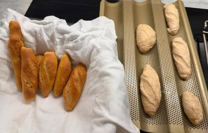 Hoa hậu Nguyễn Thị Huyền tự tay làm bánh mì.