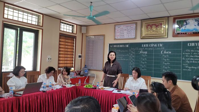 Chỉ đạo tại buổi làm việc, bà Trần Lưu Hoa – Trưởng đoàn kiểm tra nhấn mạnh, tổ chức bữa ăn bán trú là nhiệm vụ có tính chất đặc biệt quan trọng đối với sức khỏe của học sinh, luôn nhận được sự quan tâm và chỉ đạo sát sao từ Thành ủy và UBND TP Hà Nội. Ảnh: Bảo Loan