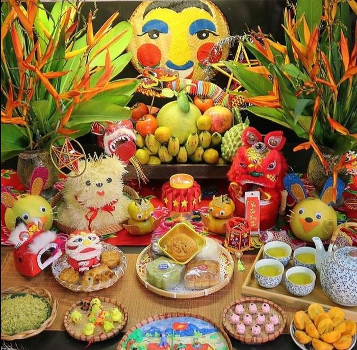 Để có một mâm cỗ Trung thu vừa đẹp mắt, vừa mang ý nghĩa, gia chủ có thể tham khảo cách sắp xếp truyền thống kết hợp với sự sáng tạo hiện đại.