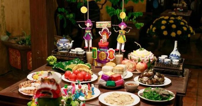 Tết Trung thu vào dịp hoa quả chín rộ, mâm cỗ phải có nải chuối chín vàng, trái hồng đỏ mọng mang ý nghĩa ước vọng no đủ.