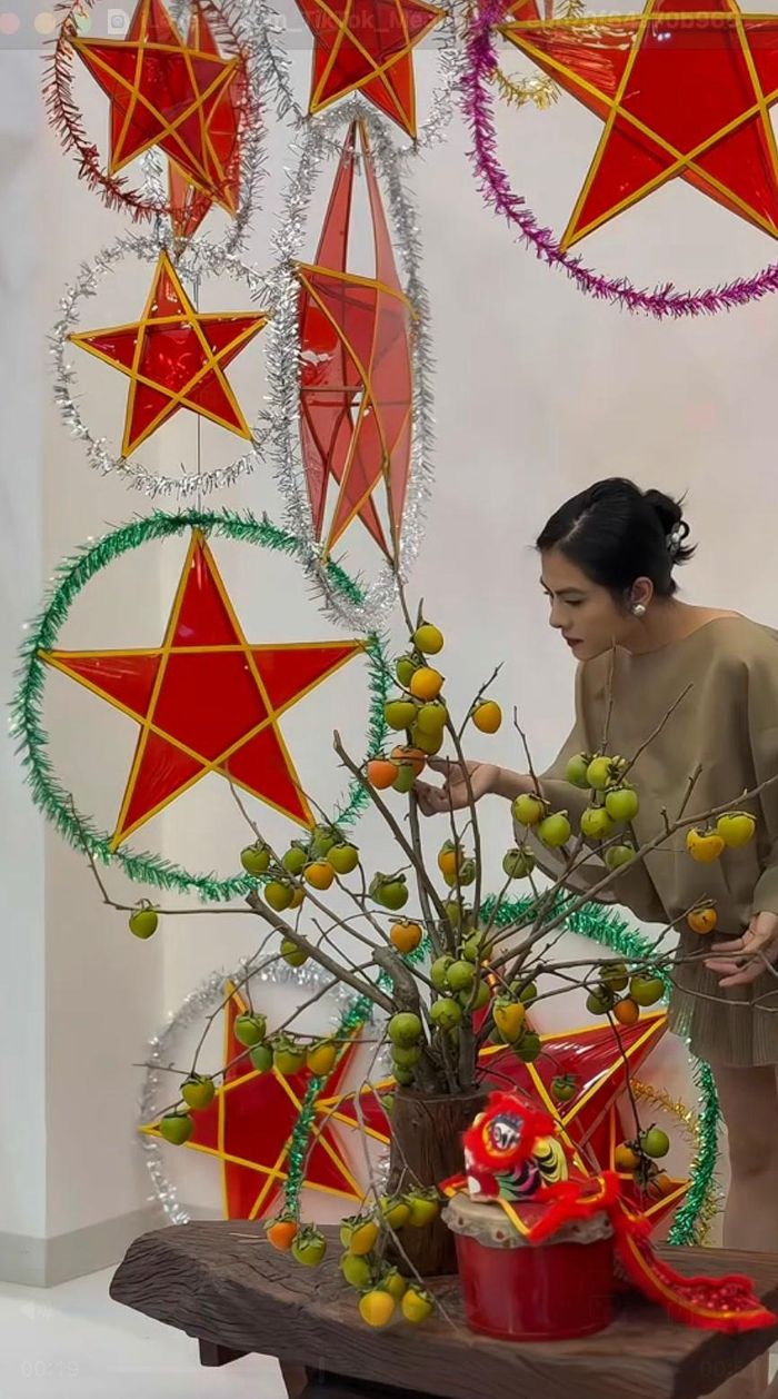 Mỗi góc nhà đều được trang trí tỉ mẩn với rất nhiều đèn lồng, hoa,...