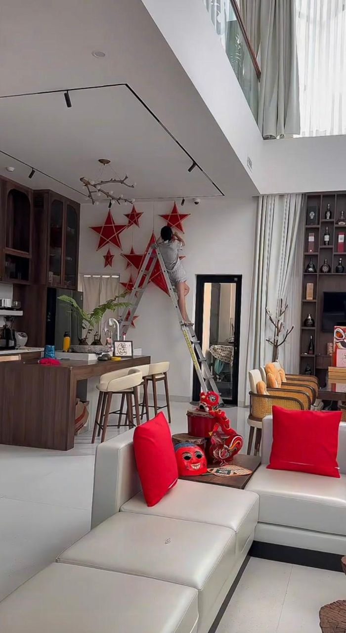 Còn nhớ Trung thu năm trước, cũng tại biệt thự này, Vân Trang cũng gây thán phục khi tự bắc thang, trèo lên cao để gắn từng chiếc đèn ông sao. Phụ Nữ Mới đưa tin.