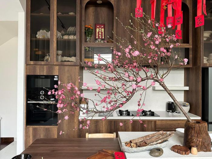 Vân Trang và chồng doanh nhân chọn gam màu nâu - trắng chủ đạo cho biệt thự. Cặp đôi ưu tiên nội thất cao cấp bằng gỗ, tối giản và tinh tế.