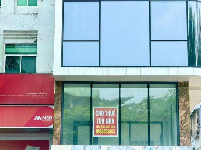 Nhiều cửa hàng, văn phòng trước đây nằm trong khu vực kinh doanh sầm uất thì nay lại treo biển cho thuê hoặc sang nhượng.