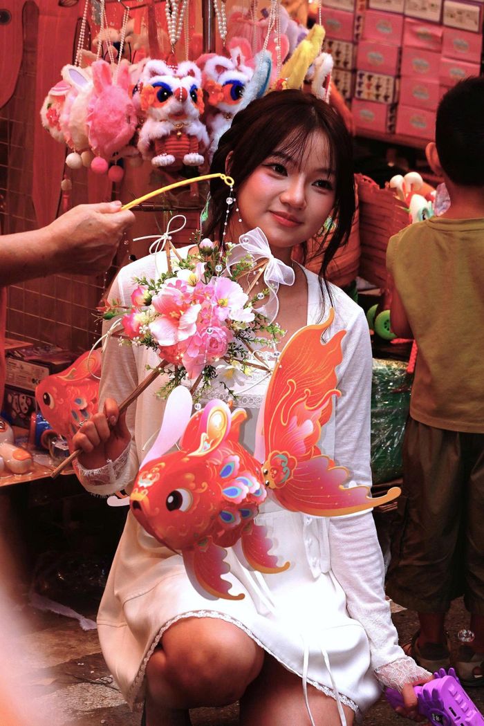 Nhiều du khách tìm đến để dạo phố, mua sắm, ngắm những gian hàng rực rỡ và lưu lại những khoảnh khắc mùa trăng tròn. 