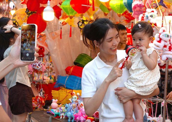 Không gian chợ kéo dài từ ngã tư Hàng Mã - Hàng Đường đến ngã tư Hàng Mã - Hàng Cót, với các gian hàng được bố trí dọc hai bên phố.