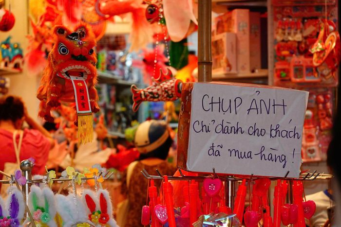 “Với những món hàng được bày bán ở khu vực bên ngoài, khách cầm, nắm, di chuyển hoặc dựa vào sản phẩm cũng khiến tôi lo ngại hàng hóa bị xáo trộn, hư hỏng”, anh Kim Nam nói.