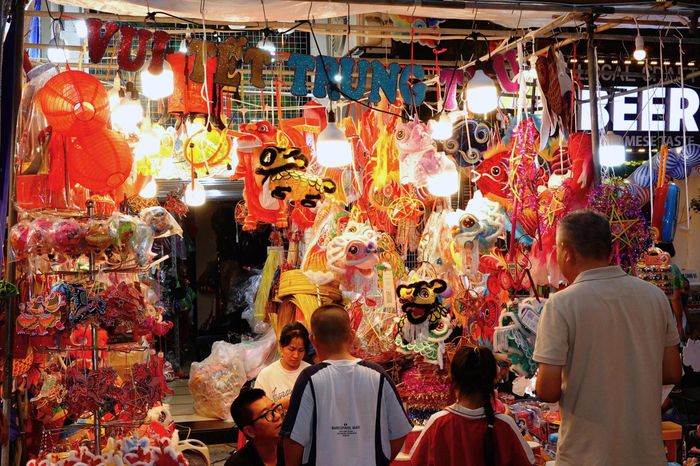 Lý giải việc treo biển, một số tiểu thương cho biết tình trạng khách chụp ảnh quá lâu, tập trung đông trước cửa hàng gây ảnh hưởng đến hoạt động kinh doanh.