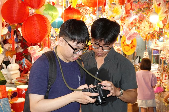 Theo UBND phường Hoàn Kiếm, chợ Trung thu truyền thống phố cổ năm 2026 được tổ chức trên phố Hàng Mã đến hết ngày 25/9. 
