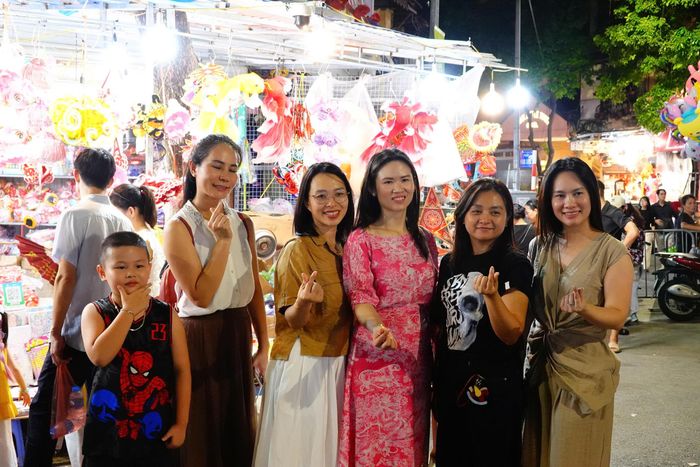 Một tiểu thương khác phản ánh một số khách dành nhiều thời gian tạo dáng, chụp đi chụp lại để có được bức ảnh ưng ý. Trong khi không gian phố Hàng Mã vốn nhỏ hẹp, người dân qua lại đông đúc, việc này vô tình gây tắc nghẽn và ảnh hưởng đến việc mua sắm của những khách hàng có nhu cầu.
