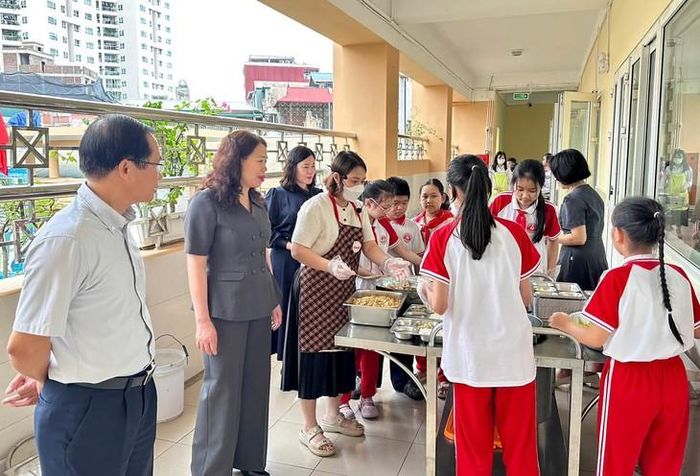 Bữa ăn học đường cần đầy đủ và cân bằng dinh dưỡng. Ảnh: PV