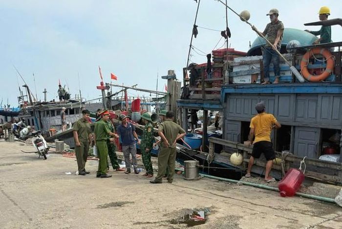 Lực lượng chức năng kiểm tra tại công trình có phương tiện phục vụ thi công trên sông và khu vực cảng cá. Ảnh: HN.