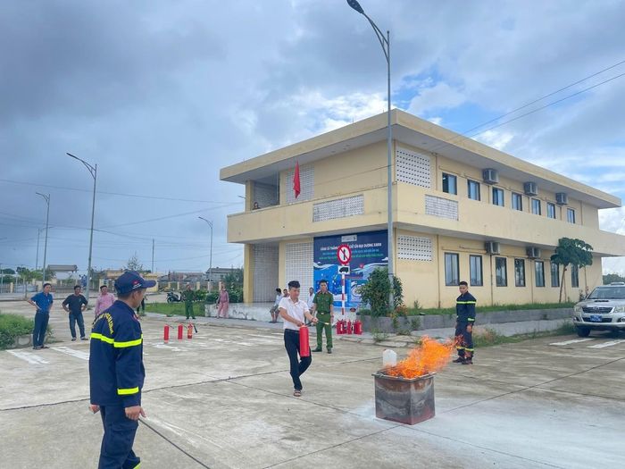 Phòng Cảnh sát PCCC và CNCH Công an TP Huế phối hướng dẫn kỹ năng, cách sử dụng bình chữa cháy xách tay dập tát đám cháy xăng, dầu. Ảnh: CA.