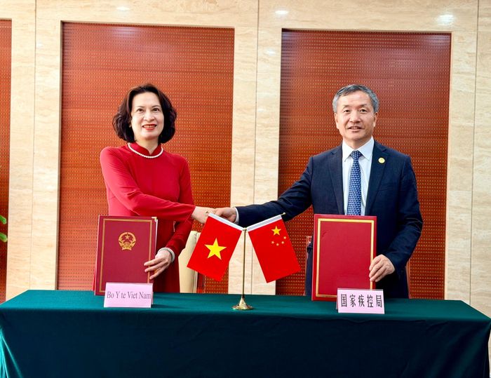 Thứ trưởng Nguyễn Thị Liên Hương và Thứ trưởng Shen Hongbing ký Biên bản ghi nhớ hợp tác trong lĩnh vực phòng bệnh.