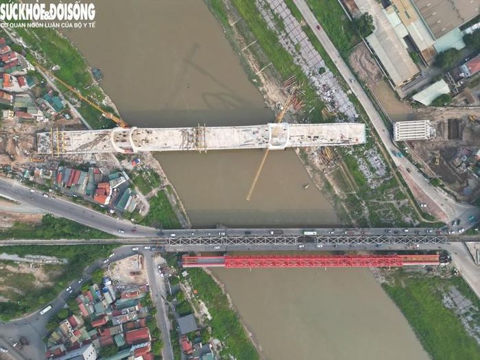 Dự án được khởi công tháng 7/2023, gồm hai hợp phần là cầu đường sắt và cầu đường bộ. Tổng mức đầu tư dự án khoảng 1.848,6 tỷ đồng, sử dụng vốn ngân sách nhà nước. Theo tiến độ ban đầu, toàn bộ dự án dự kiến hoàn thành vào tháng 12/2025.