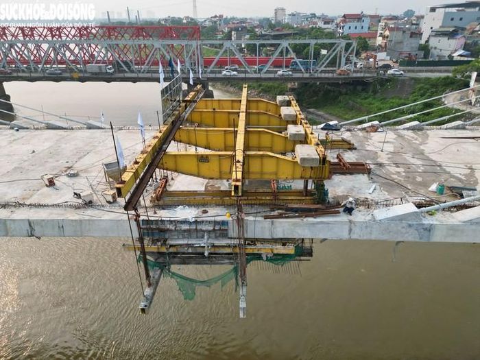Sau hợp long, hiện nhà thầu đang thi công các hạng mục hoàn thiện như lan can, bê tông nhựa mặt cầu…
