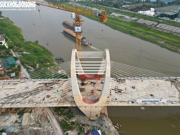 Ngày 20/9 vừa qua, sau 3 năm thi công, nhịp chính cầu đường sắt Đuống thuộc Dự án nâng cấp tuyến vận tải thủy sông Đuống đã được hợp long, đánh dấu một bước tiến quan trọng trong quá trình xây dựng công trình giao thông quy mô lớn ở phía Đông Bắc Hà Nội.