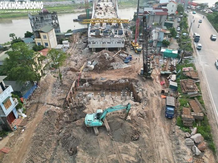 Hiện, dự án cầu Đuống mới đã cơ bản hoàn thành các hạng mục cuối cùng của nhịp chính vượt sông, dầm thép đã được đặt vào kết nối giữa 2 nhịp của cầu chính, chờ đổ bê tông hợp long cầu.